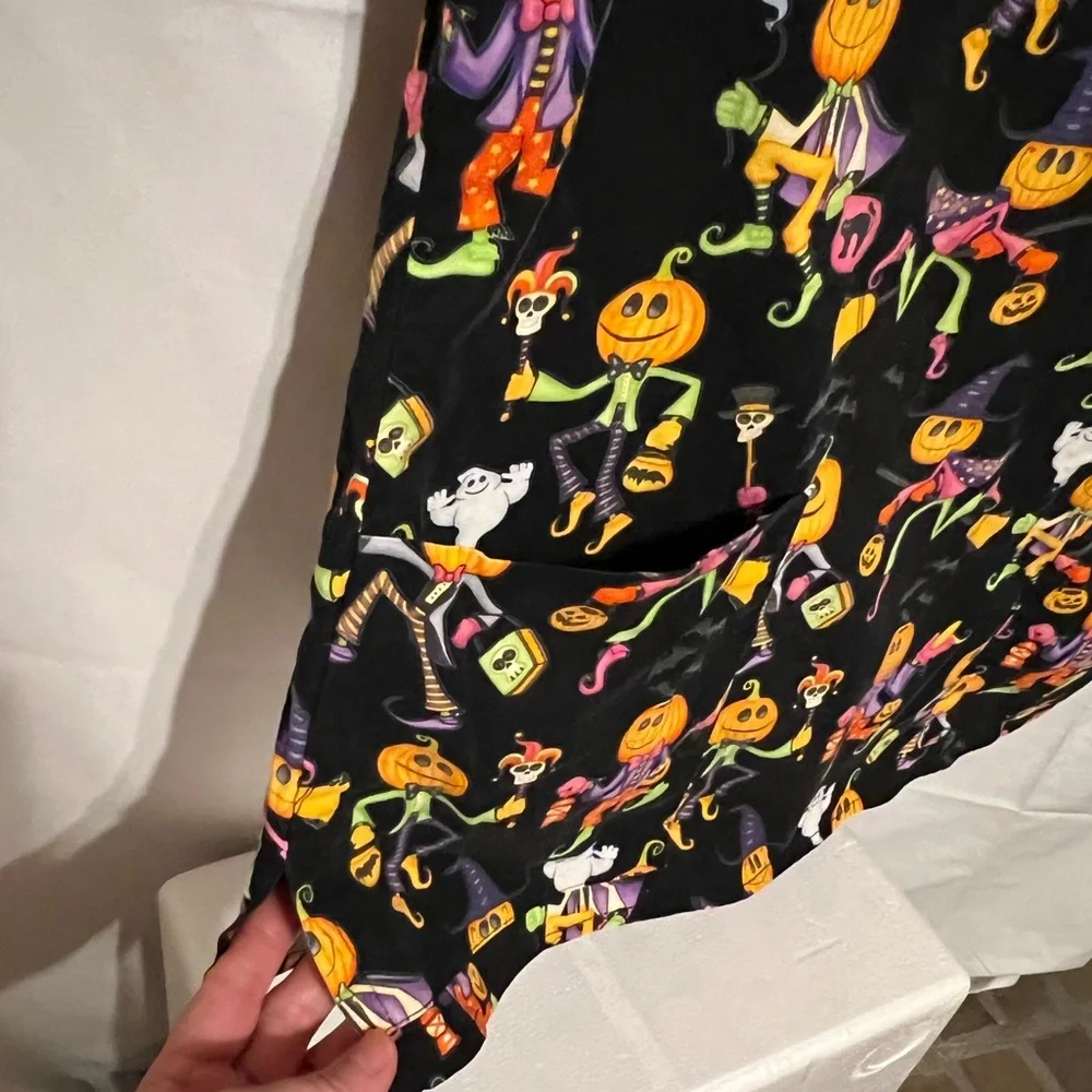 Sz M Halloween Ghost Pumpkin Trick or Treaters scrub top - Picture 6 of 12